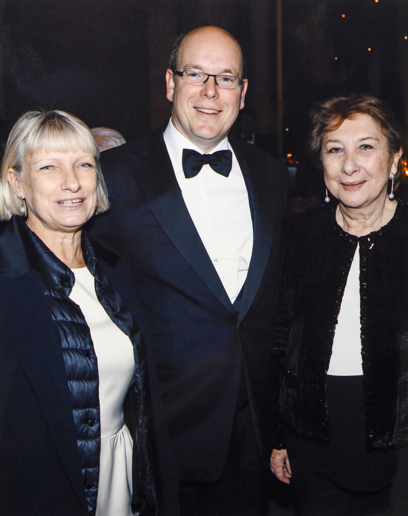 Anne Roustang, Albert de Monaco et Françoise Dumas lors d'un dîner organisé au Grand Palais en mars 2017.